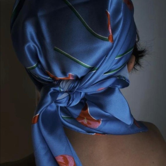 Beautiful hand-sewn multi use silk scarf - Picture 4 of 5